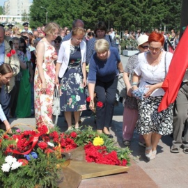 22 июня учителя нашей школы приняли участие в мероприятиях посвященных Дню Памяти и Скорби, возложили цветы к мемориалу Славы 22 июня учителя нашей школы приняли участие в мероприятиях посвященных Дню Памяти и Скорби, возложили цветы к мемориалу Славы