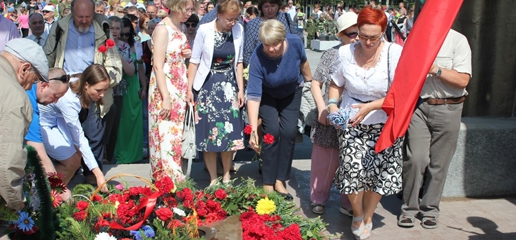 22 июня учителя нашей школы приняли участие в мероприятиях посвященных Дню Памяти и Скорби, возложили цветы к мемориалу Славы