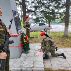 Возложение цветов к Памятнику защитникам Отечества Возложение цветов к Памятнику защитникам Отечества