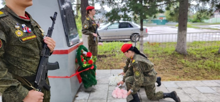 Возложение цветов к Памятнику защитникам Отечества